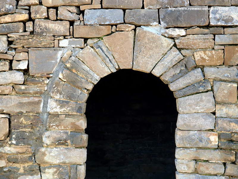 PUERTA DE ACCESO. DETALLE